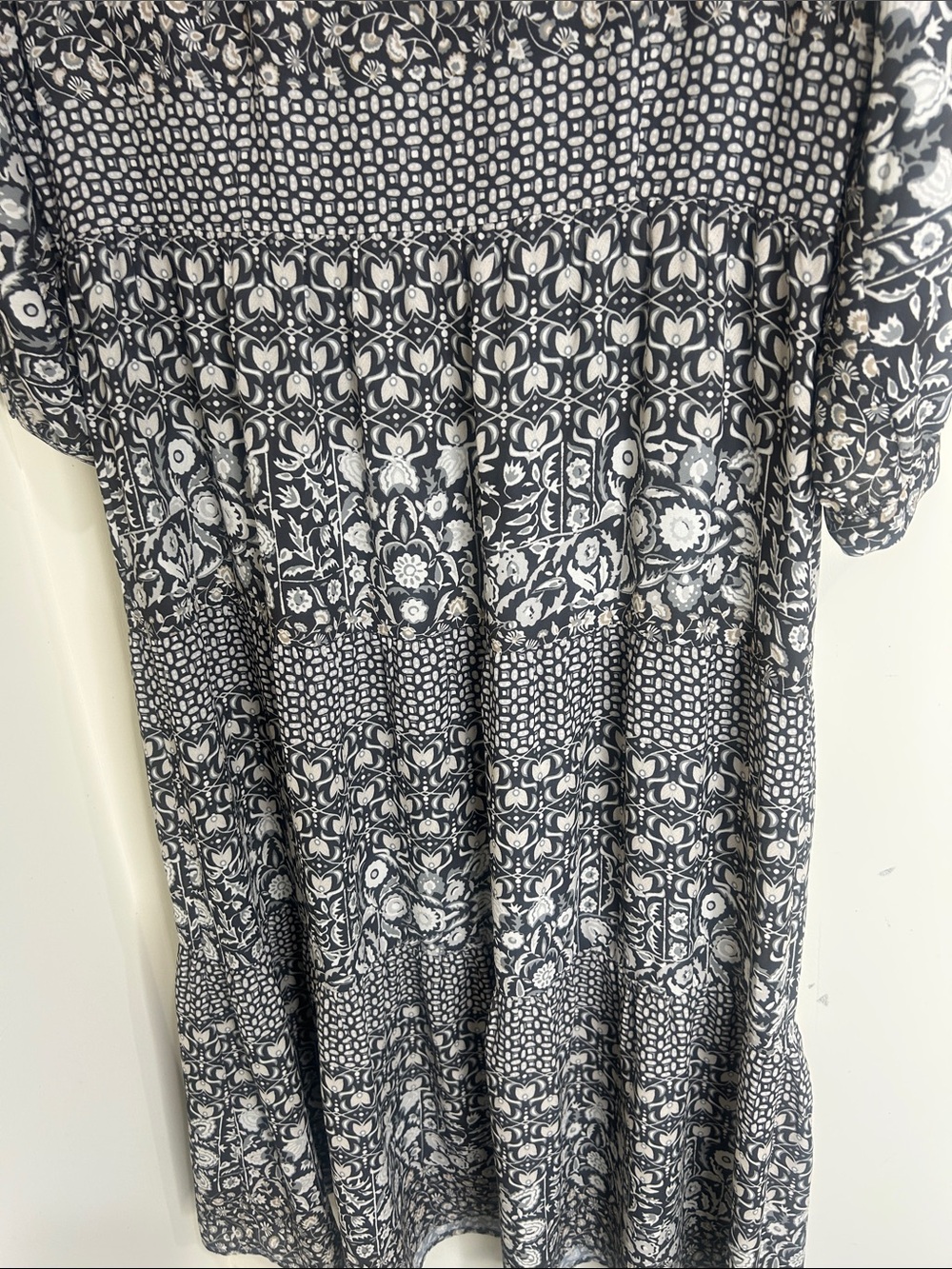 J. McLaughlin Dress Women's Medium Grey Floral Hortense Tiered Midi Resort - Picture 15 of 16